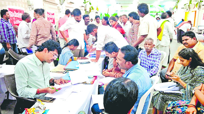 పోటెత్తిన అర్జీదారులు1