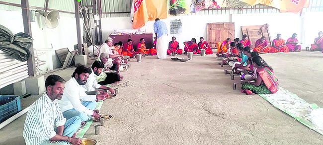 శివాలయంలో రుద్రాభిషేకం
1