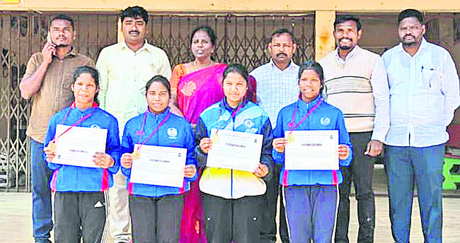 కుస్తీ పట్టి..పతకాలు కొట్టి 1