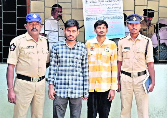 దొంగతనం కేసులో  ఇద్దరికి ఏడాది జైలు శిక్ష1