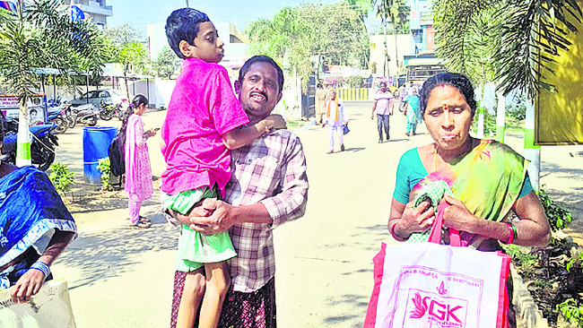 సమాచార లోపం.. అర్జీదారులకు కష్టం1