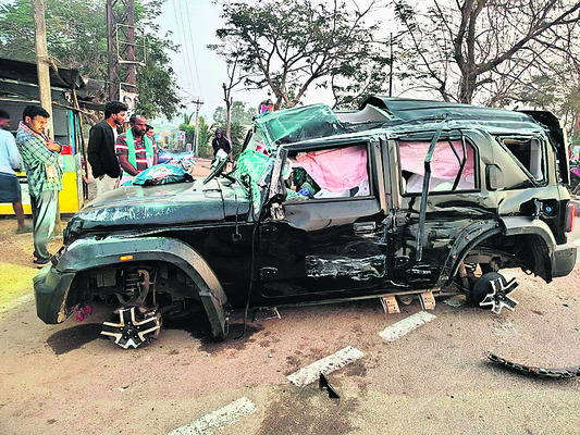 వన్నెపూడి వద్ద రోడ్డు ప్రమాదం1