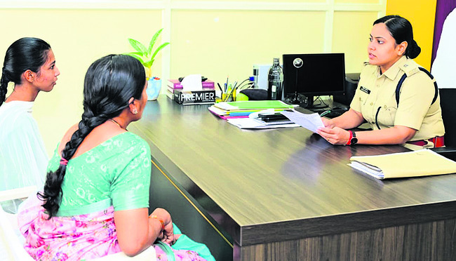 పెళ్లి చేసుకుని ఉన్నదంతా ఊడ్చేసింది! 1