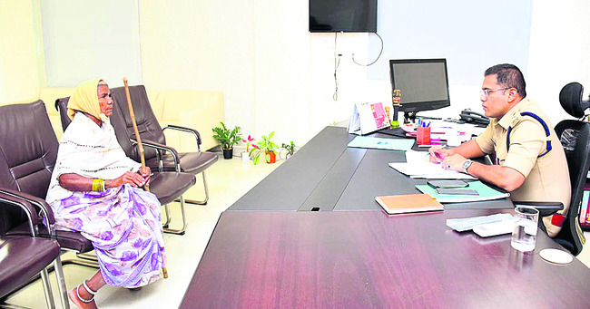 గ్రీవెన్స్‌ డేలో 21 ఫిర్యాదులు
2