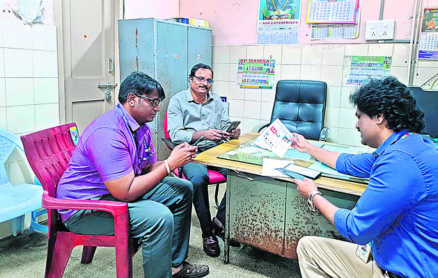 ప్రైవేటు బస్సు డ్రైవర్‌కు  గుండెపోటు 2