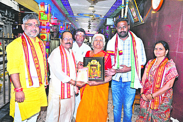 దుర్గగుడికి విరాళాలు1