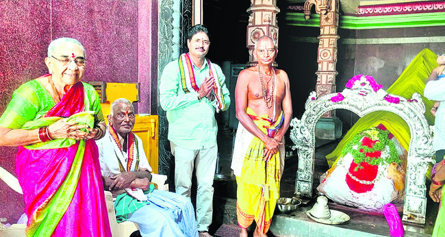 ఆలయానికి రూ.10లక్షల విలువైన మకర తోరణం
1