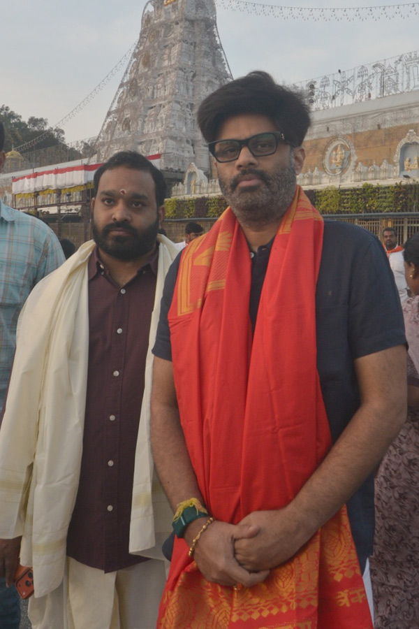 Celebrities Visit Tirumala Temple Photos2