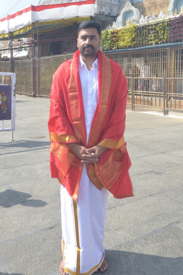 Celebrities Visit Tirumala Temple Photos12