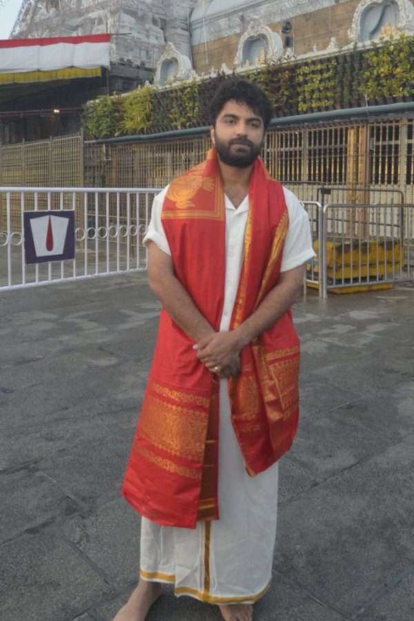 Celebrities Visit Tirumala Temple Photos3