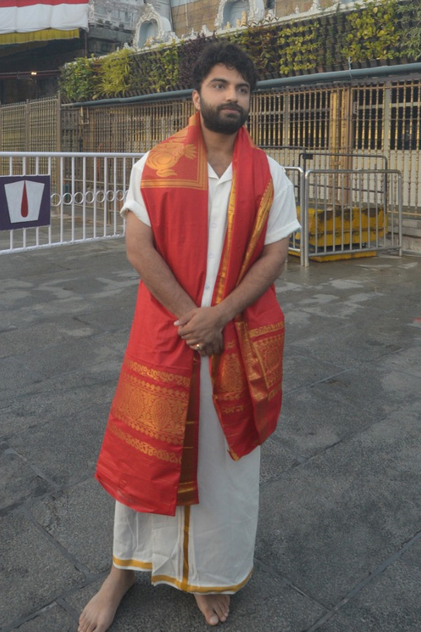 Celebrities Visit Tirumala Temple Photos4