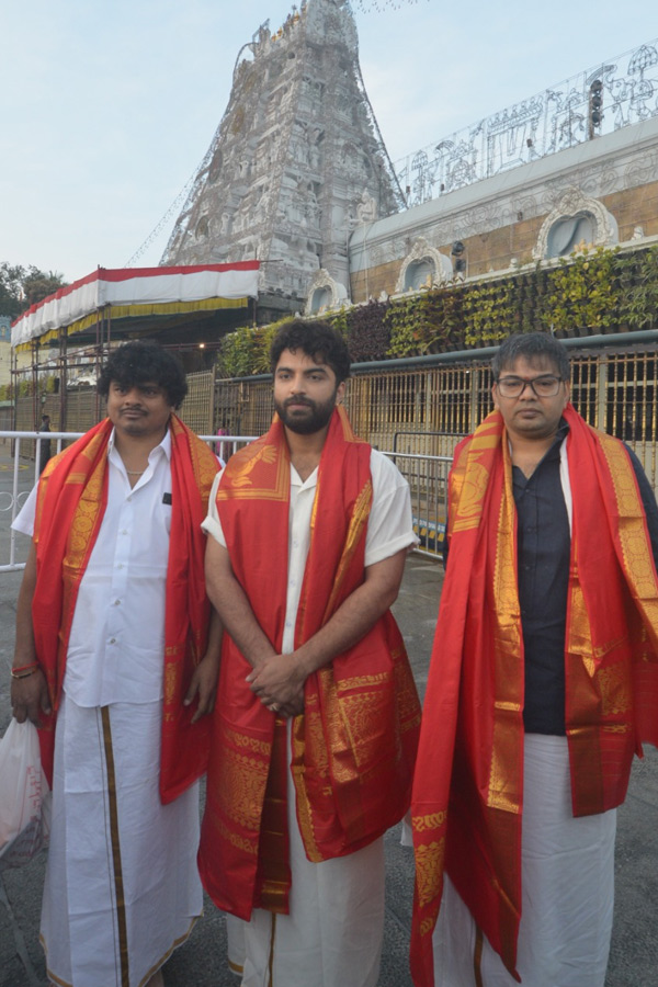 Celebrities Visit Tirumala Temple Photos7