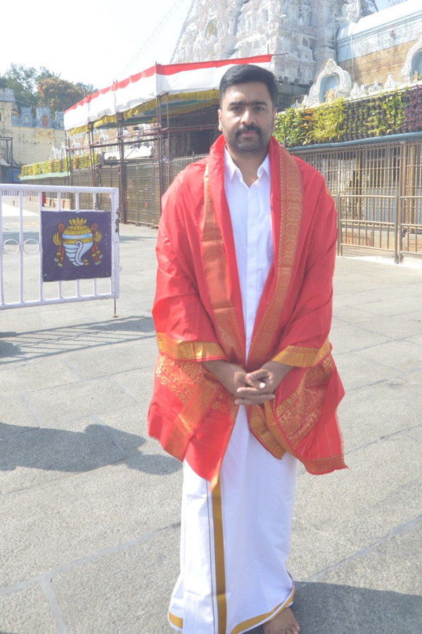 Celebrities Visit Tirumala Temple Photos8