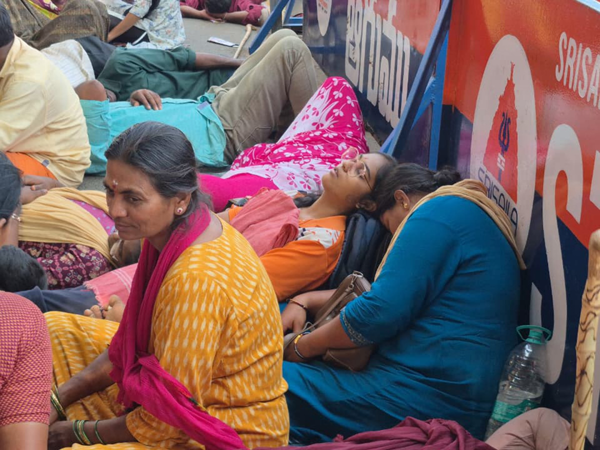 Maha Shivaratri 2026 : Siva Swamy Protest at Srisailam Temple10