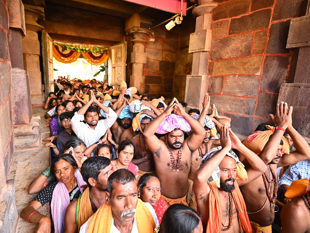 Maha Shivaratri 2026 : Siva Swamy Protest at Srisailam Temple15