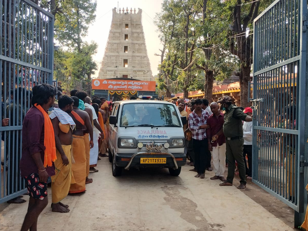 Maha Shivaratri 2026 : Siva Swamy Protest at Srisailam Temple18