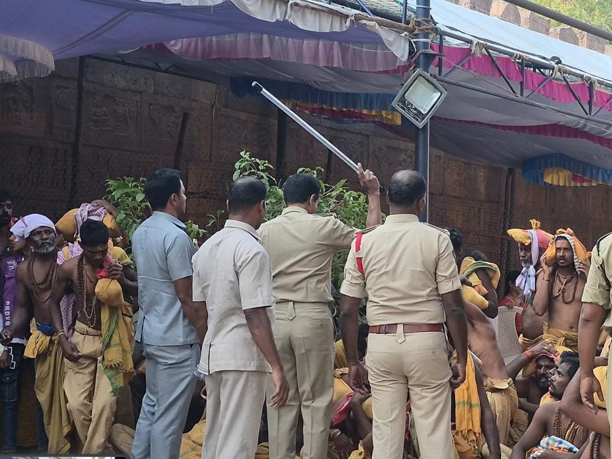 Maha Shivaratri 2026 : Siva Swamy Protest at Srisailam Temple2
