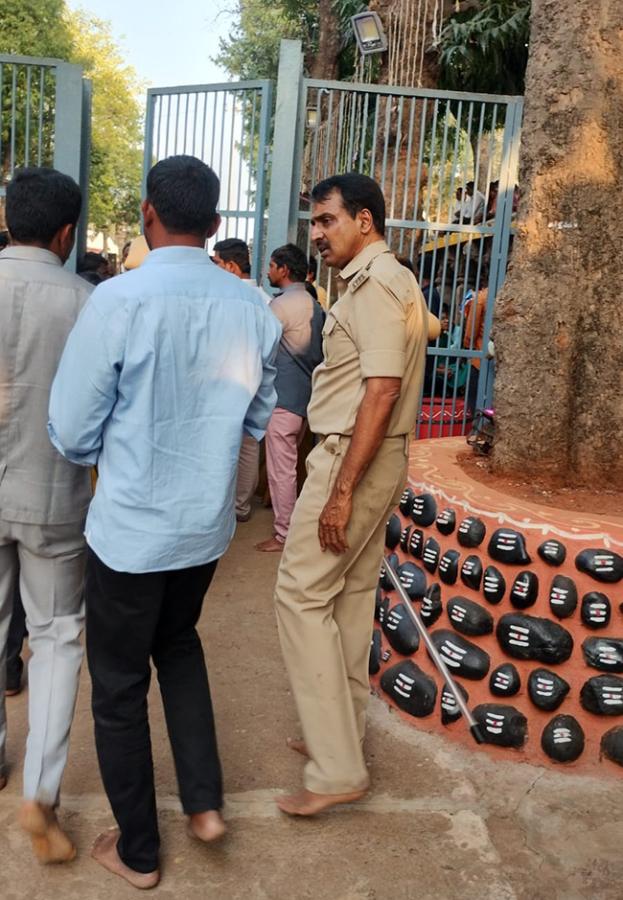 Maha Shivaratri 2026 : Siva Swamy Protest at Srisailam Temple3