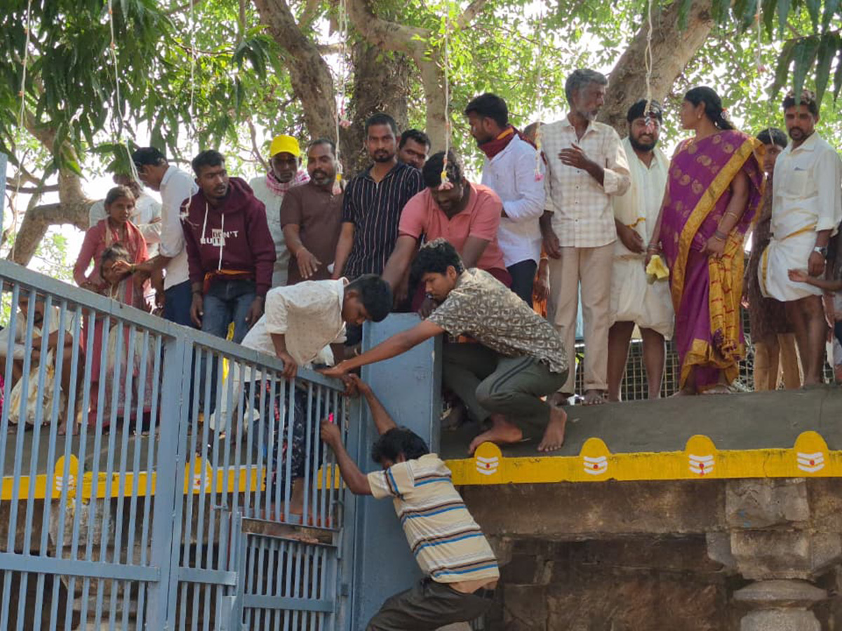 Maha Shivaratri 2026 : Siva Swamy Protest at Srisailam Temple9