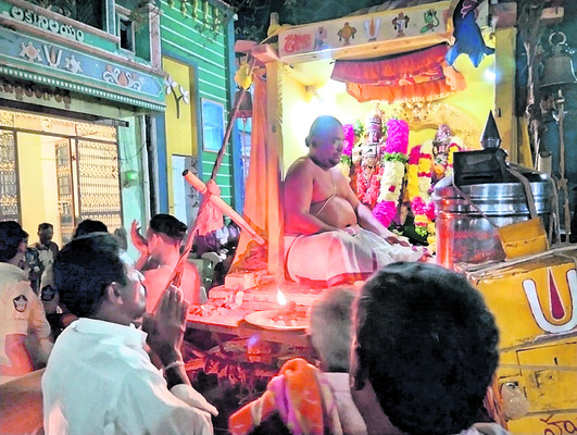 అహోబిలేశుడి రాకతో నక్కలదిన్నెలో పండుగ1