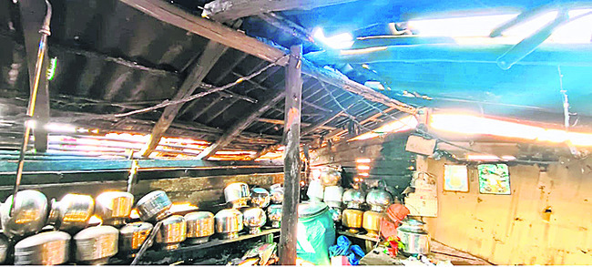 గ్యాస్‌ లీక్‌.. ఇల్లు దగ్ధం
1