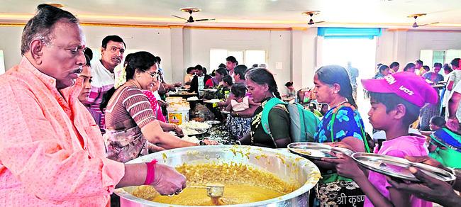 ఆకలి తీరుస్తూ..సేవలో తరిస్తూ! 1