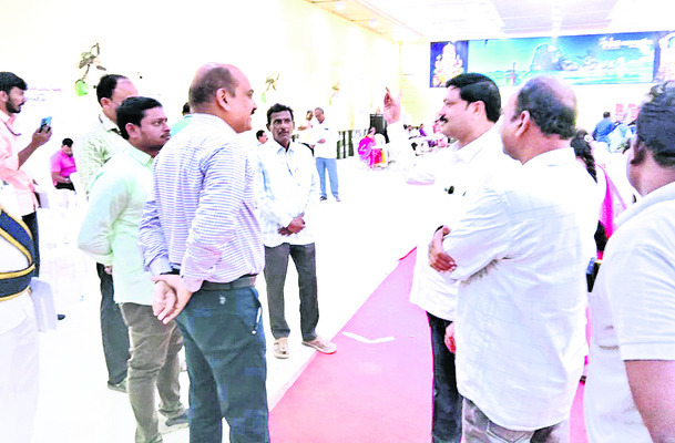 ఎన్నికల సిబ్బంది అలసత్వం వహించొద్దు2