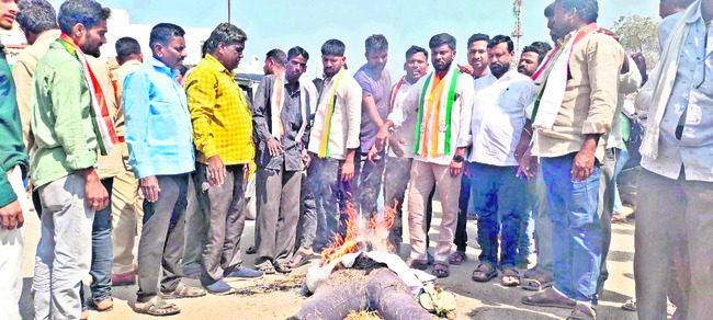 కాంగ్రెస్‌లో కలవని చేతులు1