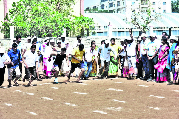 ఉత్సాహంగా ఉద్యోగుల క్రీడా పోటీలు 1