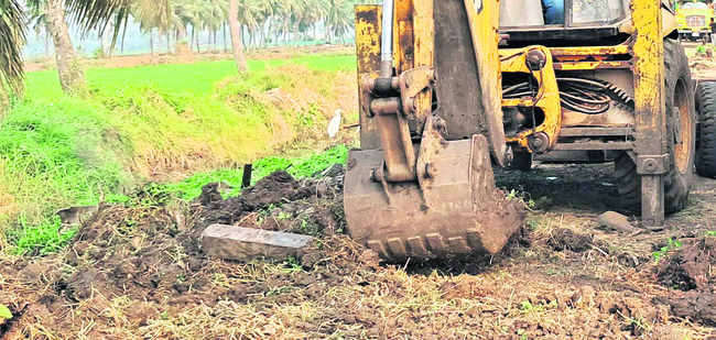 రెచ్చిపోతున్న మట్టి మాఫియా 1