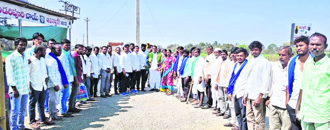 అక్రమాలపై కలెక్టర్‌,  ఎస్పీలకు ఫిర్యాదు  2