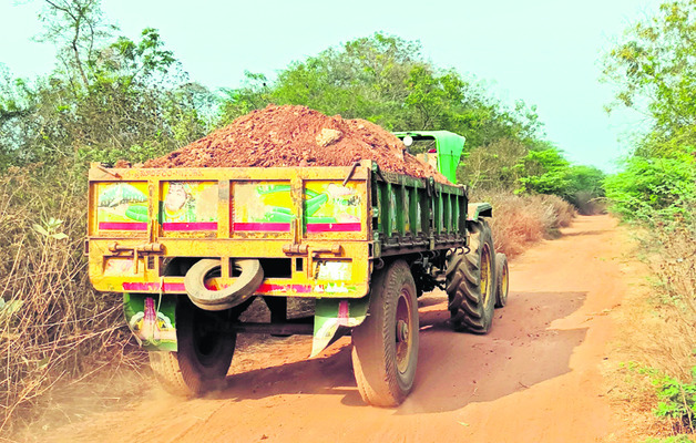 కాలువ గట్టుపై ఆగని ‘పచ్చ’ దందా 1