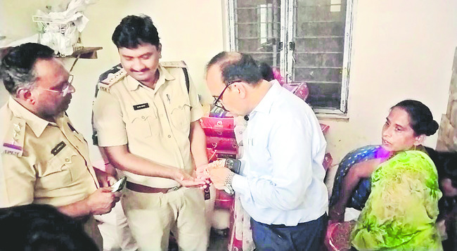 గోరుముద్దను కాలదన్నారు!1