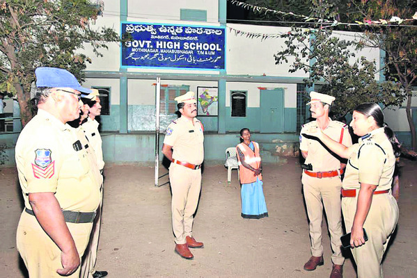 నిఘా నీడలో పోలింగ్‌ కేంద్రాలు 1