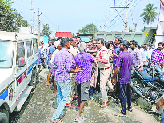 ఆకలి కేకలపై ఖాకీ దాష్టీకం1