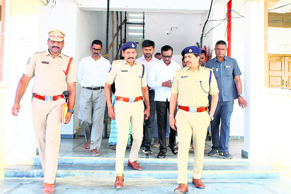 ప్రజలు నిర్భయంగా ఓటేయాలి : ఎస్పీ
1