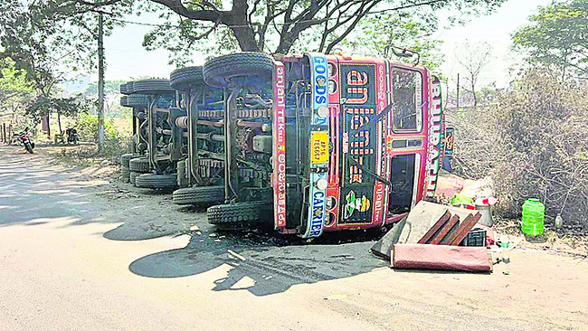 తవుడు లోడుతో లారీ బోల్తా 2