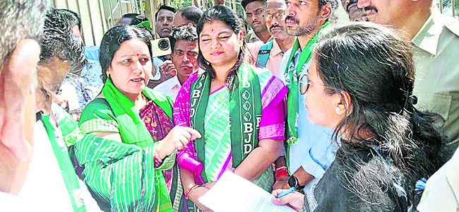 రైతు సమస్యలపై బీజేడీ శ్రేణుల ఆందోళన1