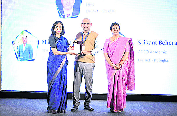 డీఈఓకు అవార్డు ప్రదానం 1