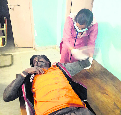 ఆటో బోల్తా.. ఐదుగురికి తీవ్ర గాయాలు 2