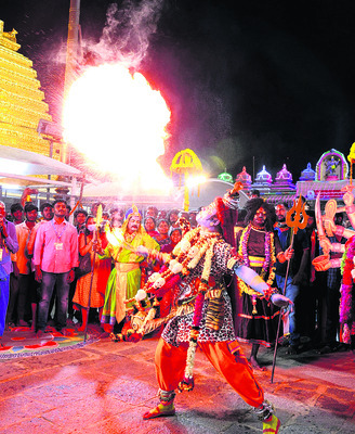 ● హంసవాహనంపై దర్శనమిచ్చిన ఆదిదంపతులు ● స్వామిఅమ్మవార్లన3