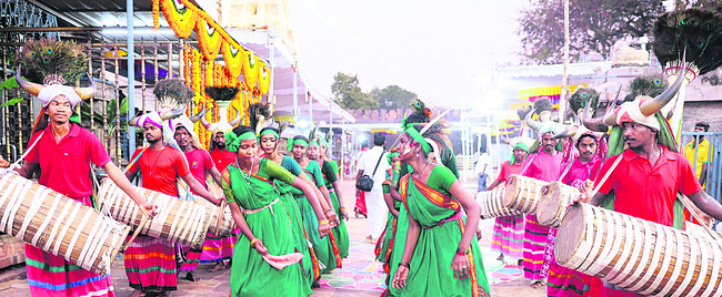 ● హంసవాహనంపై దర్శనమిచ్చిన ఆదిదంపతులు ● స్వామిఅమ్మవార్లన5