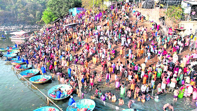 ● హంసవాహనంపై దర్శనమిచ్చిన ఆదిదంపతులు ● స్వామిఅమ్మవార్లన2