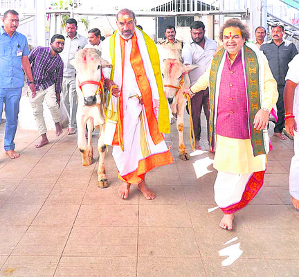 భీమన్న సేవలో కాశీవిశ్వనాథ మందిర్‌ అర్చకులు1