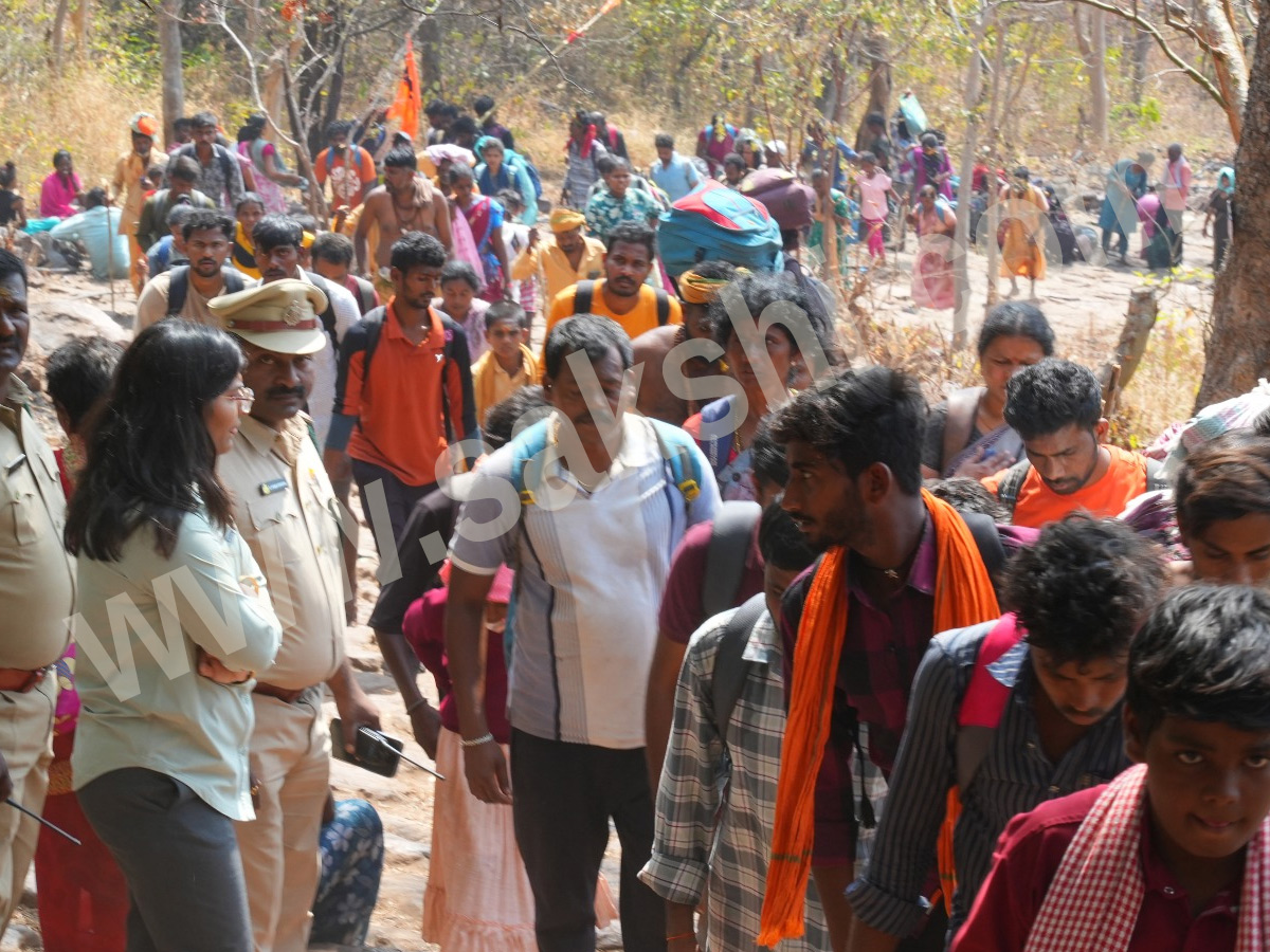 Devotees walking To Srisailam on the occasion of Shivaratri Festival PHotos10