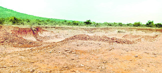 ‘పోరంబోకు’ల గ్రావెల్‌ దందా 1