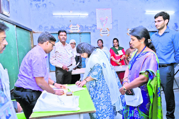 ఓటింగ్‌ తీరు.. పోలింగ్‌ ఏర్పాట్ల పరిశీలన 1