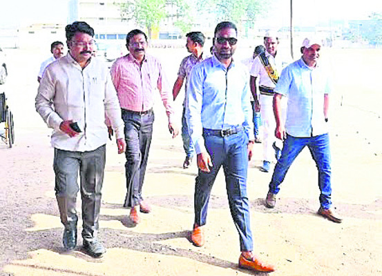 పోలింగ్‌కేంద్రాలను పరిశీలించిన కలెక్టర్‌
1