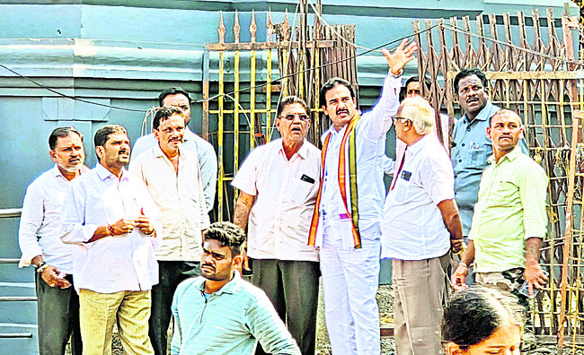 ఓటు హక్కు  వినియోగించుకున్న కలెక్టర్‌1