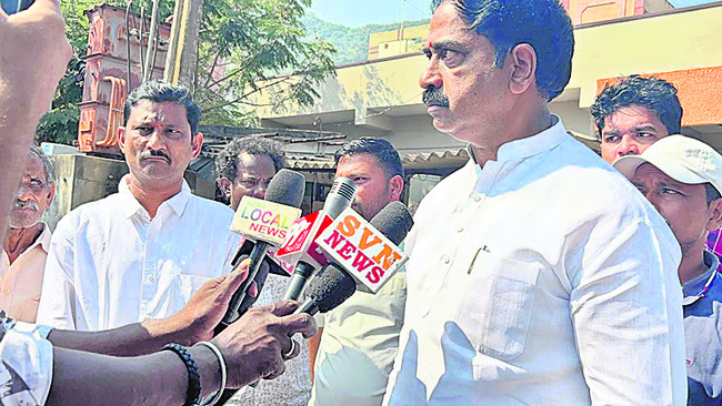 పెందుర్తిలో మేయర్‌ కక్షసాధింపు చర్యలు1